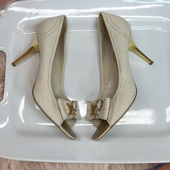 LOUIS VUITTON LOVE PLATE PEEPTOE PUMPS - Picture 4 of 15